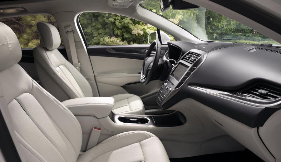 Интерьер Lincoln MKC Black Label 2018 года  (фото 11 из 44)